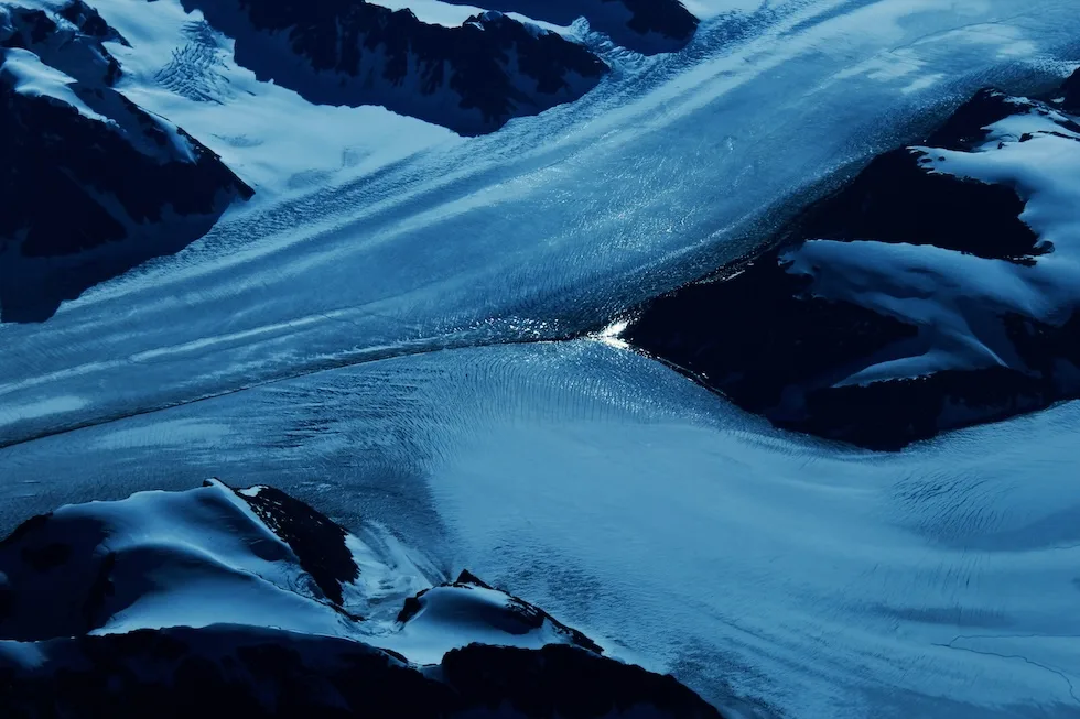 Vue aérienne d'un glacier aux teintes bleutées : définition du leasing immobilier pour une entreprise, crédit-bail immobilier et financement des locaux professionnels - Leaseworld